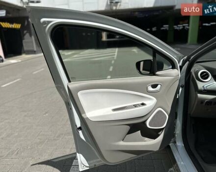 Белый Рено Зое, объемом двигателя 0 л и пробегом 59 тыс. км за 10500 $, фото 14 на Automoto.ua