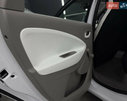 Белый Рено Зое, объемом двигателя 0 л и пробегом 53 тыс. км за 9900 $, фото 19 на Automoto.ua