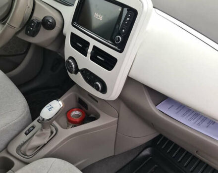 Белый Рено Зое, объемом двигателя 0 л и пробегом 113 тыс. км за 10000 $, фото 7 на Automoto.ua
