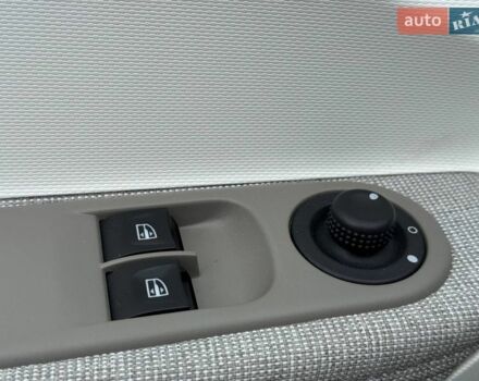 Белый Рено Зое, объемом двигателя 0 л и пробегом 60 тыс. км за 10300 $, фото 16 на Automoto.ua