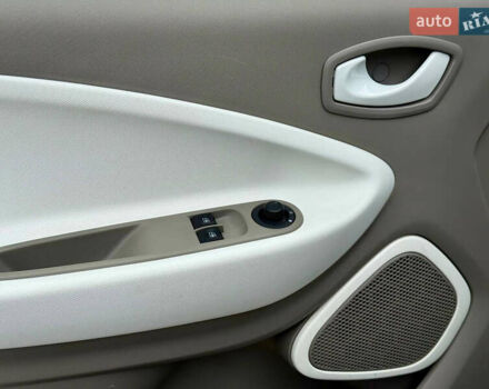 Белый Рено Зое, объемом двигателя 0 л и пробегом 38 тыс. км за 10200 $, фото 13 на Automoto.ua