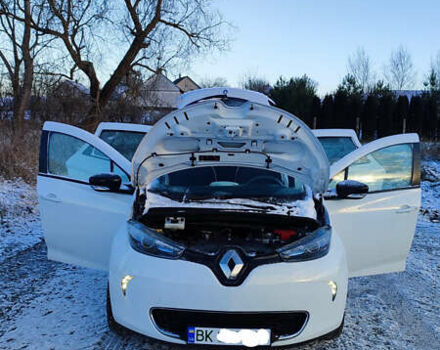 Белый Рено Зое, объемом двигателя 0 л и пробегом 66 тыс. км за 10200 $, фото 22 на Automoto.ua