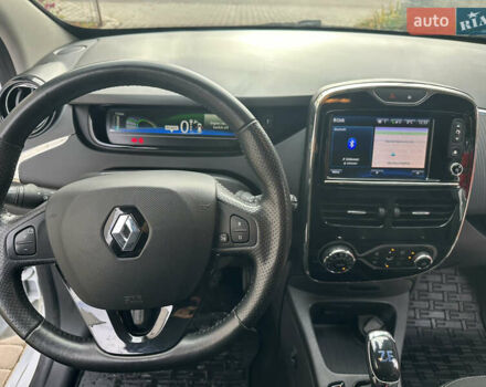 Білий Рено Зое, об'ємом двигуна 0 л та пробігом 102 тис. км за 9500 $, фото 13 на Automoto.ua