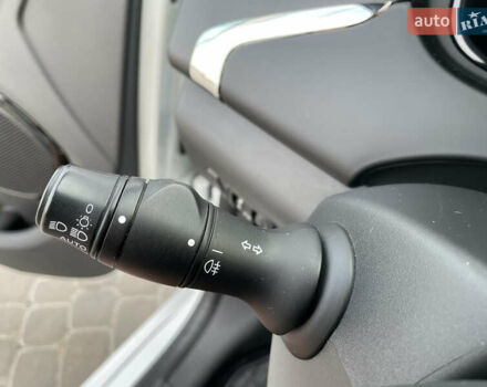 Белый Рено Зое, объемом двигателя 0 л и пробегом 84 тыс. км за 10200 $, фото 41 на Automoto.ua