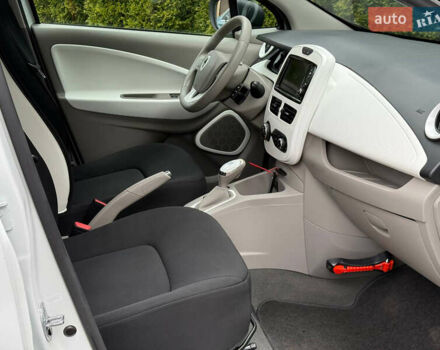 Белый Рено Зое, объемом двигателя 0 л и пробегом 38 тыс. км за 10200 $, фото 16 на Automoto.ua