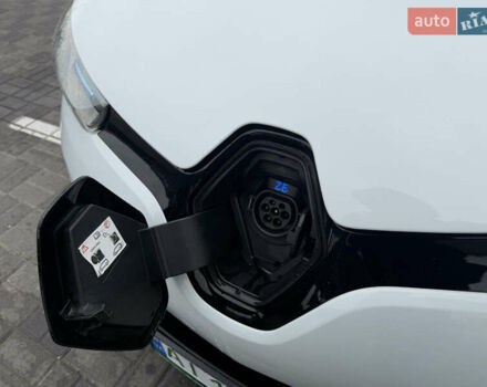 Белый Рено Зое, объемом двигателя 0 л и пробегом 40 тыс. км за 9999 $, фото 18 на Automoto.ua
