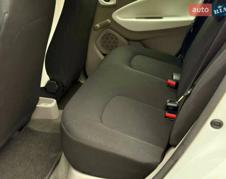 Белый Рено Зое, объемом двигателя 0 л и пробегом 38 тыс. км за 10200 $, фото 20 на Automoto.ua