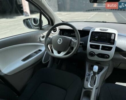 Белый Рено Зое, объемом двигателя 0 л и пробегом 59 тыс. км за 10500 $, фото 18 на Automoto.ua