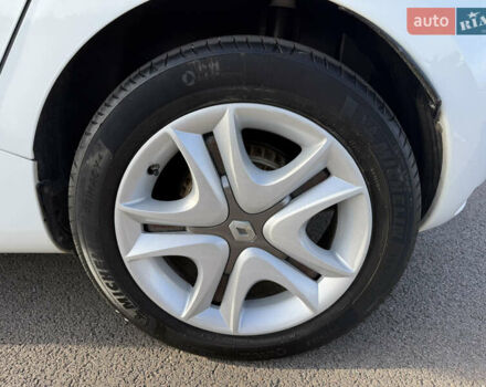 Белый Рено Зое, объемом двигателя 0 л и пробегом 112 тыс. км за 8900 $, фото 31 на Automoto.ua