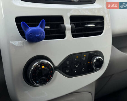 Белый Рено Зое, объемом двигателя 0 л и пробегом 55 тыс. км за 9500 $, фото 14 на Automoto.ua