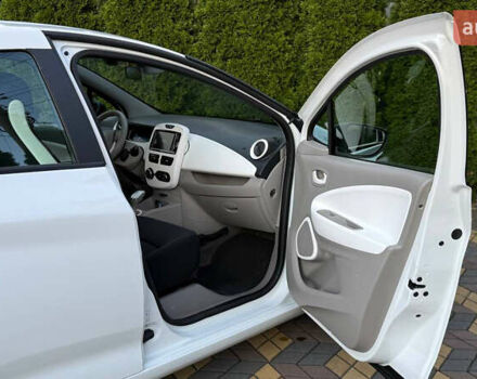 Белый Рено Зое, объемом двигателя 0 л и пробегом 38 тыс. км за 10200 $, фото 33 на Automoto.ua