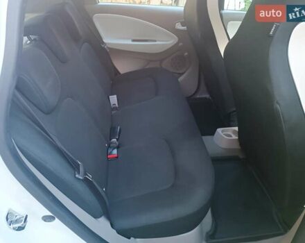 Белый Рено Зое, объемом двигателя 0 л и пробегом 65 тыс. км за 10250 $, фото 40 на Automoto.ua