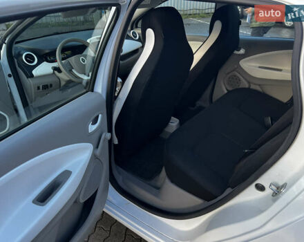 Белый Рено Зое, объемом двигателя 0 л и пробегом 84 тыс. км за 9700 $, фото 7 на Automoto.ua