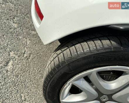 Белый Рено Зое, объемом двигателя 0 л и пробегом 27 тыс. км за 11500 $, фото 32 на Automoto.ua