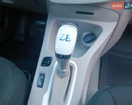 Белый Рено Зое, объемом двигателя 0 л и пробегом 65 тыс. км за 10250 $, фото 34 на Automoto.ua
