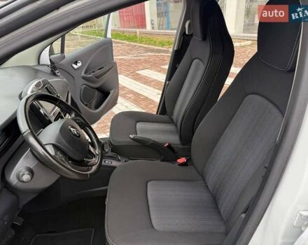 Белый Рено Зое, объемом двигателя 0 л и пробегом 62 тыс. км за 10350 $, фото 5 на Automoto.ua