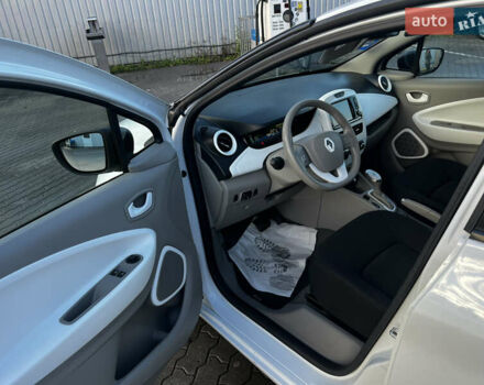 Белый Рено Зое, объемом двигателя 0 л и пробегом 84 тыс. км за 9700 $, фото 6 на Automoto.ua
