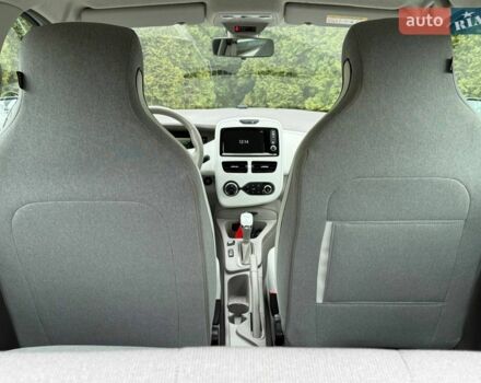 Белый Рено Зое, объемом двигателя 0 л и пробегом 60 тыс. км за 10300 $, фото 36 на Automoto.ua