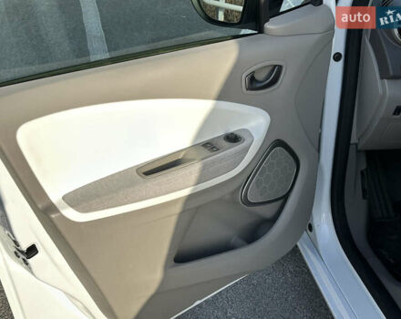 Белый Рено Зое, объемом двигателя 0 л и пробегом 27 тыс. км за 11500 $, фото 12 на Automoto.ua