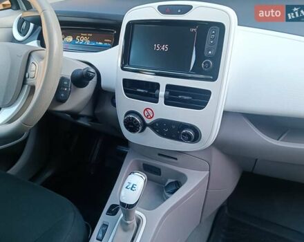 Белый Рено Зое, объемом двигателя 0 л и пробегом 65 тыс. км за 10250 $, фото 37 на Automoto.ua