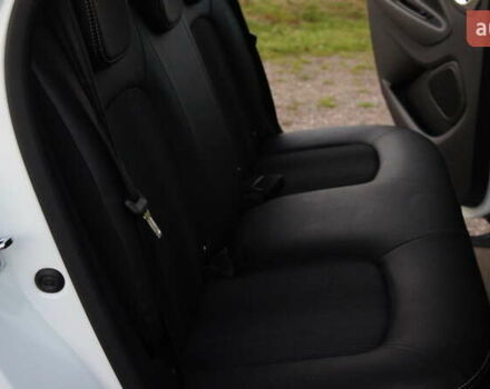 Белый Рено Зое, объемом двигателя 0 л и пробегом 159 тыс. км за 8950 $, фото 20 на Automoto.ua