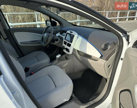 Белый Рено Зое, объемом двигателя 0 л и пробегом 27 тыс. км за 11500 $, фото 26 на Automoto.ua