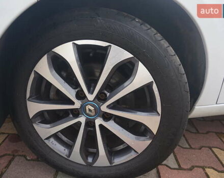 Белый Рено Зое, объемом двигателя 0 л и пробегом 122 тыс. км за 13000 $, фото 65 на Automoto.ua