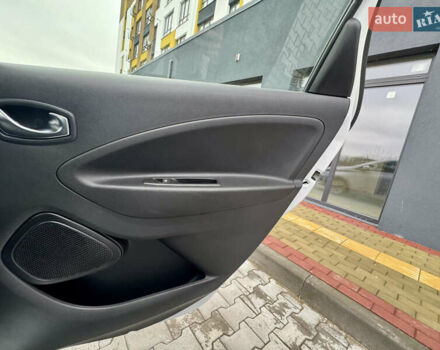 Белый Рено Зое, объемом двигателя 0 л и пробегом 55 тыс. км за 13300 $, фото 26 на Automoto.ua