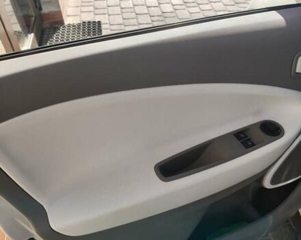 Белый Рено Зое, объемом двигателя 0 л и пробегом 96 тыс. км за 10700 $, фото 14 на Automoto.ua
