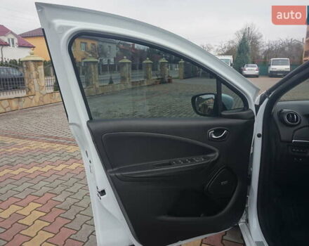 Белый Рено Зое, объемом двигателя 0 л и пробегом 122 тыс. км за 13000 $, фото 23 на Automoto.ua