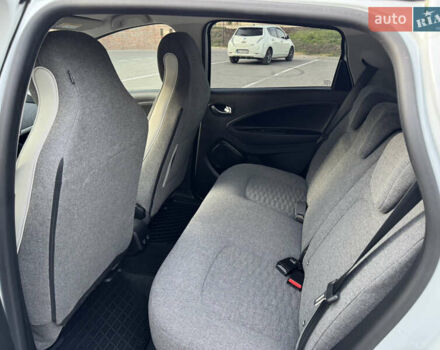 Белый Рено Зое, объемом двигателя 0 л и пробегом 72 тыс. км за 12450 $, фото 17 на Automoto.ua
