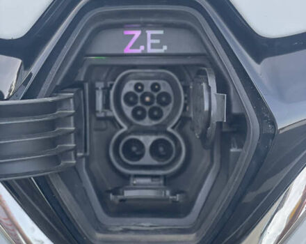 Белый Рено Зое, объемом двигателя 0 л и пробегом 106 тыс. км за 12299 $, фото 25 на Automoto.ua