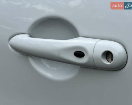 Белый Рено Зое, объемом двигателя 0 л и пробегом 28 тыс. км за 12500 $, фото 41 на Automoto.ua