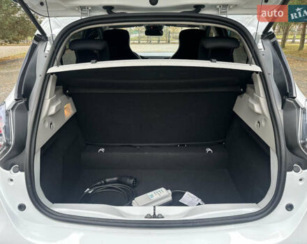 Белый Рено Зое, объемом двигателя 0 л и пробегом 28 тыс. км за 12500 $, фото 40 на Automoto.ua