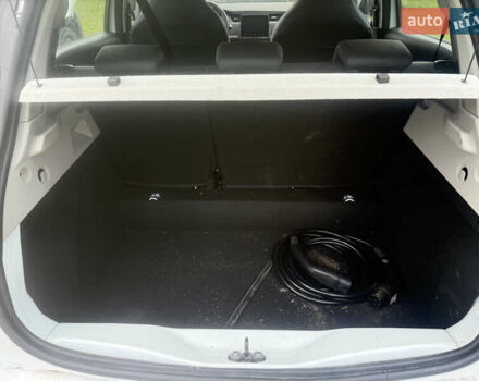 Белый Рено Зое, объемом двигателя 0 л и пробегом 33 тыс. км за 6950 $, фото 13 на Automoto.ua