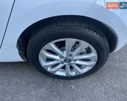 Белый Рено Зое, объемом двигателя 0 л и пробегом 83 тыс. км за 11999 $, фото 21 на Automoto.ua