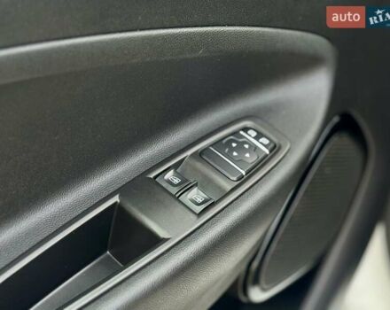 Белый Рено Зое, объемом двигателя 0 л и пробегом 86 тыс. км за 10850 $, фото 68 на Automoto.ua