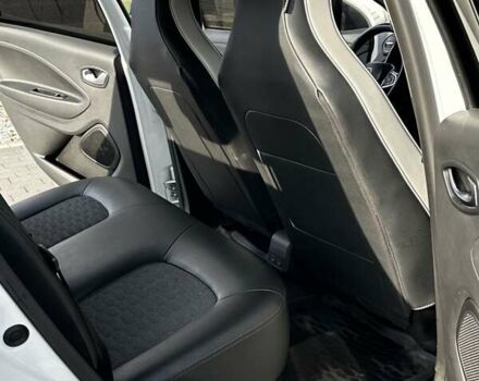 Белый Рено Зое, объемом двигателя 0 л и пробегом 124 тыс. км за 13200 $, фото 10 на Automoto.ua