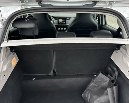 Белый Рено Зое, объемом двигателя 0 л и пробегом 88 тыс. км за 12300 $, фото 32 на Automoto.ua