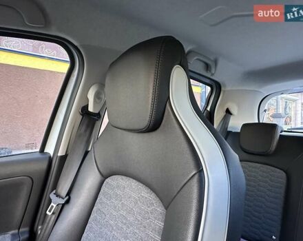 Белый Рено Зое, объемом двигателя 0 л и пробегом 83 тыс. км за 11999 $, фото 38 на Automoto.ua