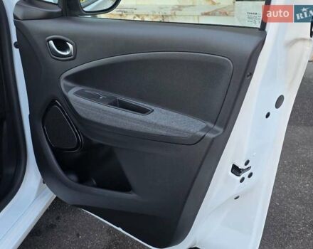 Белый Рено Зое, объемом двигателя 0 л и пробегом 85 тыс. км за 12999 $, фото 32 на Automoto.ua