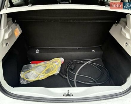 Белый Рено Зое, объемом двигателя 0 л и пробегом 39 тыс. км за 12300 $, фото 25 на Automoto.ua