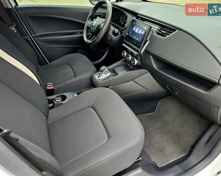 Белый Рено Зое, объемом двигателя 0 л и пробегом 74 тыс. км за 11600 $, фото 12 на Automoto.ua