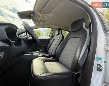 Белый Рено Зое, объемом двигателя 0 л и пробегом 65 тыс. км за 13300 $, фото 13 на Automoto.ua