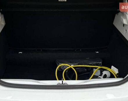 Белый Рено Зое, объемом двигателя 0 л и пробегом 52 тыс. км за 12200 $, фото 2 на Automoto.ua