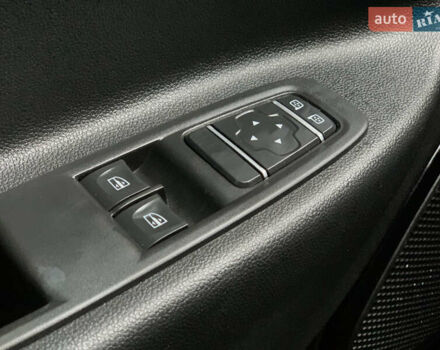 Белый Рено Зое, объемом двигателя 0 л и пробегом 47 тыс. км за 12499 $, фото 34 на Automoto.ua