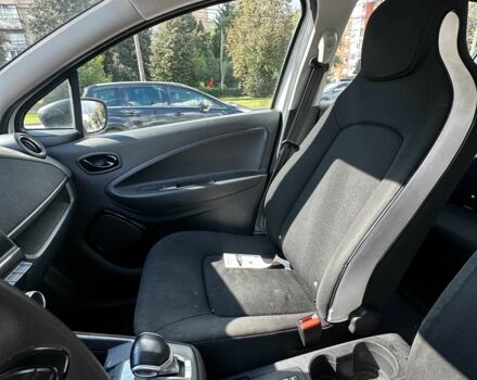 Белый Рено Зое, объемом двигателя 0 л и пробегом 165 тыс. км за 8990 $, фото 11 на Automoto.ua