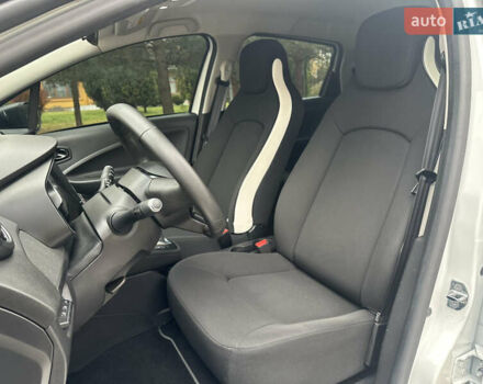 Белый Рено Зое, объемом двигателя 0 л и пробегом 28 тыс. км за 12500 $, фото 32 на Automoto.ua