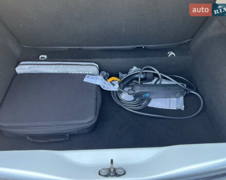 Белый Рено Зое, объемом двигателя 0 л и пробегом 56 тыс. км за 12500 $, фото 12 на Automoto.ua