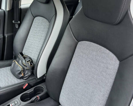 Белый Рено Зое, объемом двигателя 0 л и пробегом 97 тыс. км за 11900 $, фото 32 на Automoto.ua